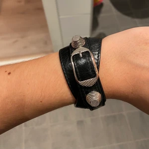 Balenciaga armband  - Säljer mitt fina Balenciaga armband eftersom att det tyvärr inte kommer till användning, använt fåtal gånger så mycket bra skick!💕 storleken är lite oklar men det finns flera hål så man själv kan välja hur man vill att det ska sitta🥰  Pris kan diskuteras! 