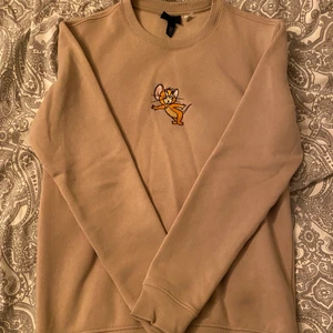 Sweatshirt Tom and Jerry (oanvänd) - Säljer denna fina sweatshirt från hm då jag i efterhand ångrat mig. Den är originellt från herr avdelningen men den fungerar oavsett kön. Storlek: XS, Tveka inte att ställa frågor om så önskas. (Köpare står för frakt. Frakt ingår ej i priset) ordinarie pris: 299kr:)