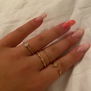 Ringar från Gina tricot  - Dessa fina ringar köpta på Gina Tricot. Har aldrig använt för dem ej kommit till användning. Ringarna är i storlek s/m, guldfärg. Köptes för 120kr och säljs för 65kr.