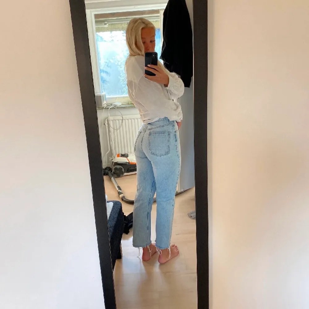 Blåa zara jeans, knappt använda, i väldigt bra skick. Säljer pga att det inte kommer till användning . Jeans & Byxor.