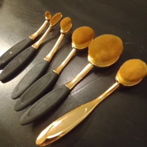 Sminkborstar - Fina sminkborstar.  Enbart provad en, annars oanvända. Skickar med valfri frakt