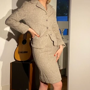 Kavaj och kjol  - Sjukaste coolaste kitet, en kjol och en kavaj/kofta till. BABOOM stick ut😍 äg den, den är tyvär för liten för mig men jag är helt säker på att någon annan kan rocka den 