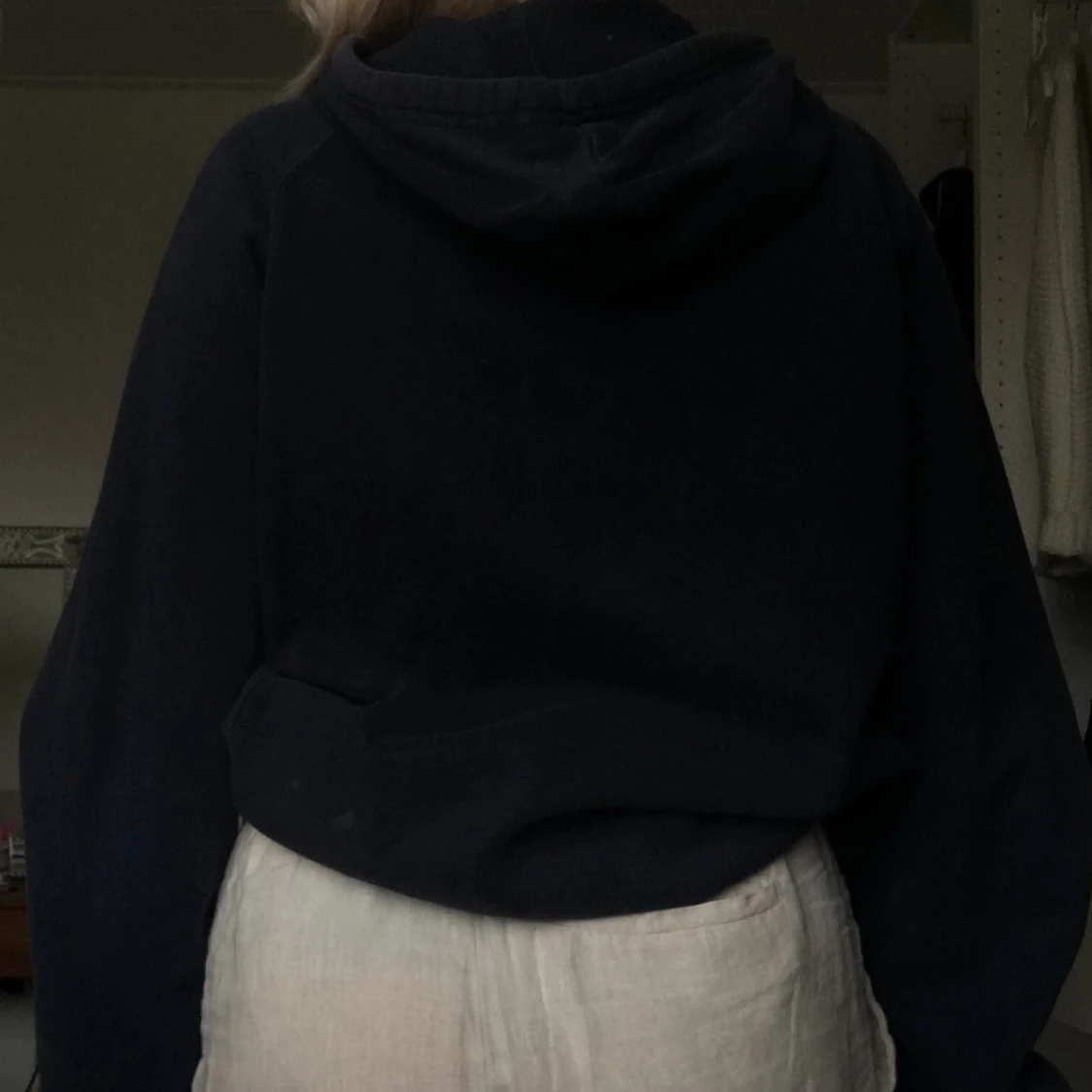 Marinblå hoodie - 91