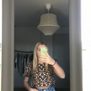 T-shirt i leopard  - Säljer denna t-shirt, då den inte kommer till användning💓 köparen står för frakt 