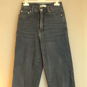 Svarta comfy mom jeans från gina, stl 34 - Svarta comfy mom jeans från gina, stl 34