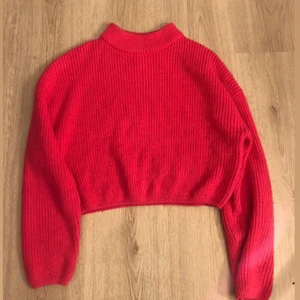 Rosa stickad tröja  - Jätte fin färg, passar perfekt nu till höst. Tröjan har en liten krage. Skriv för intresse.