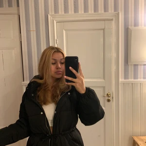 Vinterjacka - Säljer min fina vinterjacka då jag har en typ likadan redan! Sparsamt använd förra vintern. Inga defekter. Det är köpt på bikbok för 1100 kr i nypris. De va nån rare kollektion. Kan mötas upp i tc eller postar direkt.❤️