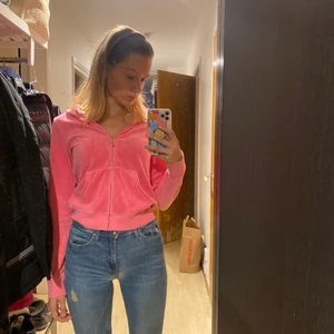 Juicy couture munkjacka rosa - Juicy couture munkjacka i ett jättefint skick. Passar xs/s. Självklart fraktar jag hos behov men köparen står för frakten🥰🥰