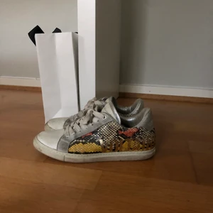 Intresse koll på mina Zadig&Voltarie sneakers😁 - Intresse koll på mina Zadig&Voltaire sneakers som är i ok skick och storlek 39. Säljer dessa för de inte kommer till användning. Nypris cirka 2700, säljer för 500❤️