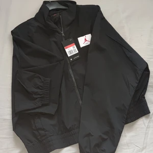 Nike × Jordan flight jacka - Nike × Jordan flight jacka. Helt ny med lappar och allt. Dammodell men jag skulle nog säga att den är mer unisex. Passar allt från XS-M. 850kr eller bud. Kolla in min profil för mer kläder och en massa nya smycken!