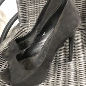 Högklackar svarta - Höga klackar, ‏skulle gissa på ‎10cm. ‏Helt svarta, ‏behöver ‎endast ‎rengörning ‎pga ‎varit ‎i ‎källare. ‏Ganska ‎sköna, ‏inte ‎så ‎obekväma ‎som ‎man ‎kan ‎tro