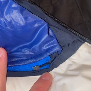 Jacka - Säljer min Boss jacka, använd ett fåtal gånger, jackan är i ny skick, nypris på jackan är 9000kr