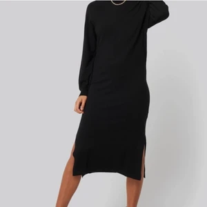 Stickad långklänning - Köpt på nakd förra året, tyvärr bara använd 1 gång. Klänningen är jättemjuk och skön, passar perfekt till hösten. Köparen står för frakt🌷