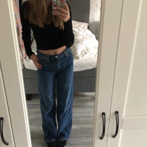 Jeans - Midwaisted jeans köpta för ca några månader sen, jätte fint skick så de knappt är använda. Storlek 26 som motsvarar cirka 34-36 eller xs💕