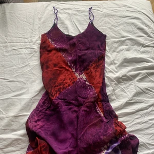 Flirty and fun dress - Bought it second hand, it has a cool 90s print! The dress is bodyfitting. I can send it via postnord. Delivery isn’t included in the price. 