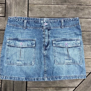 Jeanskjol  - Jättesnygg jeanskjol som tyvärr är för stor för mig😩