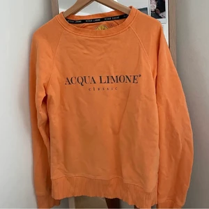 Acqua limone! - Säljer denna fina tröjan i storlek S. Mycket fint skick inget att klaga på!! Fin färg dessutom🤩