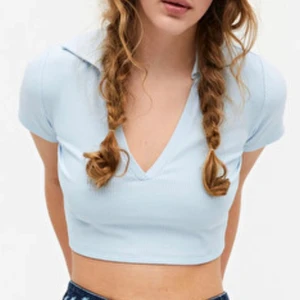 Topp med krage - Jätte fin blå topp med krage från Monki. Den är som i ny skick💗