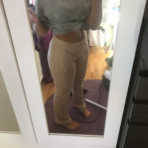 Juice byxor - Jag är 160 och har långa ben( mke längren mina överkropp) o de ser ut såhär på mig, har ägt dessa i typ två månader men de har kommit till användning 3 ggr och har tvättat de 2ggr. det är juicy couture byxor i beige färg. De är jätte bra i storleken dvs om du är en medium tar du small för att de är  tajta på rätt sätt och du kn oxo ta small om du är small för jg är både medium och small beroende på byxorna 