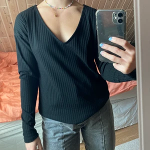 Oversize tröja  - Svart oversize tröja från Nelly. Jätteskönt material och passform! Hör av er vid frågor eller om ni vill ha fler bilder!💖