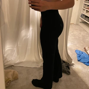 Svarta kostymbyxor  - Säljer mina svarta kostymbyxor så jag tycker att de är för korta för mig som är 171🙏🙏🙏 så sköna och stretchiga 💖💖💖 hör avver vid intresse för fler bilder 💖 köparen betalar frakt ☀️