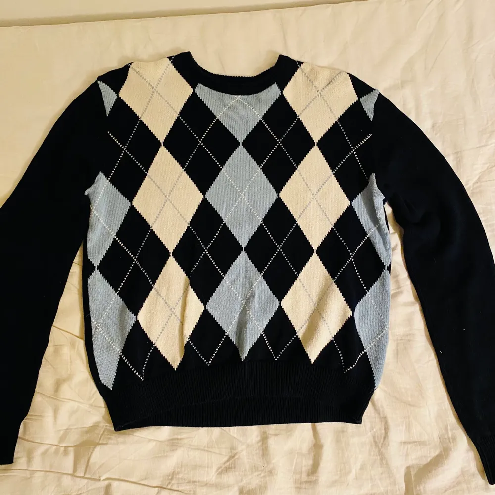Stickad tröja från Brandy Melville. Den är använd cirka 3 gånger. Storleken one size, men passar bra på de som är xs/s. Säljer den för 280 + frakten.. Tröjor & Koftor.