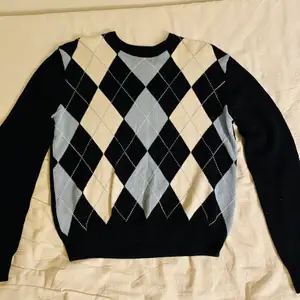 Stickad tröja från Brandy Melville. Den är använd cirka 3 gånger. Storleken one size, men passar bra på de som är xs/s. Säljer den för 280 + frakten.