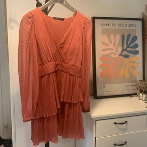 Klänning - Söt klänning från Zara! En skavank vid armhålan som går att sy igen annars fint skick! 