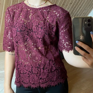 Spetstopp - Topp i mörkröd/vinröd spets from Only. Storlek 34 i nyskick! Kan mötas upp alternativt fraktas. Köparen står för frakt som då tillkommer.  Pris kan alltid diskuteras, hör av er vid intresse!!!💞