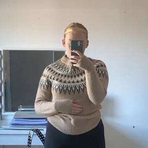 Stickat tröja - Här är en stickat tröja. Har använt den nån gång på vintorn, den är jätte skön att ha på dig men det känns inte som min typ av still längre. -Man får betala för frakten själv