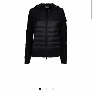 SÖKER DENNA JACKA - Hej! Söker denna jackan i storlek S eller XS i färgen Svart eller mörkblå. Så skriv gärna om ni har den så kan vi diskutera ett pris.😊😊