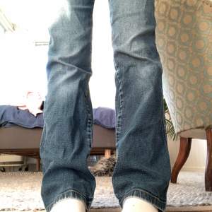 Säljer dessa jättefina Armani jeans!! Det är i nyskick och sitter jättefint på mig som är 155cm lång! Midja:34cm, inerbenslängd: 73cm. Pris kan absolut diskuteras! Om du har några undringar eller vill ha fler bilder, SKRIV!💗