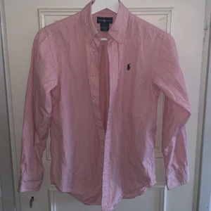 Polo Ralph Lauren skjorta - Polo Ralph Lauren skjorta i fint skick. Storleken är 12 - 14 år.  Jag har mest använt den under finare omständigheter så den är knappt använd alls.