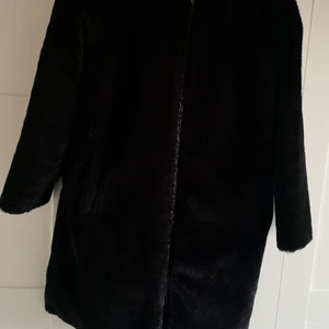Päls jacka från zara  - Jätte fin päls jacka från zara. Jackan är lite oversized i storlek xs. Använd fåtal gånger och är i fint skick 