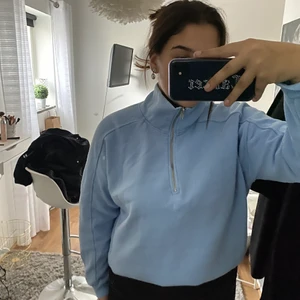 Blå tröja! - Säljer denna mysiga tröjan från Lager 157 i storlek L/XL, använd ett fåtal gånger💙