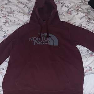 The north face hoodie, köpt i USA på north face factory store. Nypris ca: 700kr