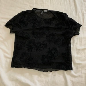 Svart mesh topp - Svart mesh topp med massor av drakar på frakt 24kr💕 Säljer nu en massa billiga plagg på min sida och samfraktar såklart😊