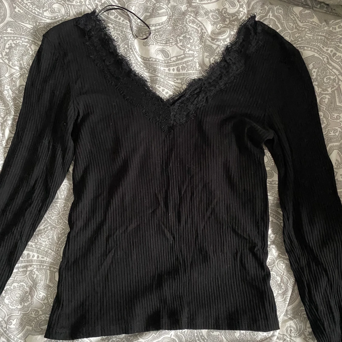 Långärmad tröja med spetsdetaljer - 90