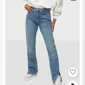 Säljer ett par blåa midwaist jeans med slits nertill, har endast används en gång, superfint skick!                        Strl 34, kan dock användas av de med storlek 36 också.                                                                               SÄLJS för 400kr                                                              Ordinarie pris: 600kr                                                     