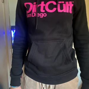 Dirtcullt hoodie  - Bra skick, lite använd då den va väldigt liten för mej.. den är tvättad . Stl S men är som en XS. 🥰sänkt priset från 350 till 250❤️köparen står för frakten❤️