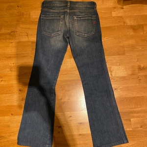 Diesel jeans - Se hit!!! Säljer nu dessa Diesel Jeans då de är för små. De är raka i modellen och lågmidjade, vilket är sjukt trendigt nu! Sjukt snygga och i mycket gott skick! MÅTT:  Midja: 68 cm & Innerbenslängd: 74 cm   [ Köp direkt för 150kr eller lägg ett bud i kommentarerna! (Höjs med 10 kr varje gång) Köparen bestämmer om denne vill ha spårvagn eller icke!
