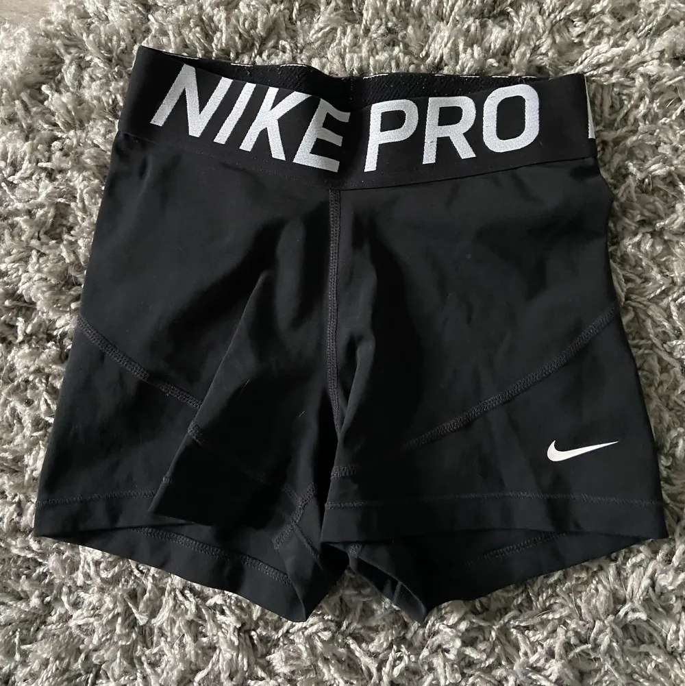 Säljer dessa svarta Nike PRO shorts då dom är lite för små. Dom är i super bra skick och är jätte sköna. Storlek XS. Köparen står för frakt💕. Shorts.