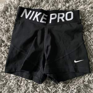 Säljer dessa svarta Nike PRO shorts då dom är lite för små. Dom är i super bra skick och är jätte sköna. Storlek XS. Köparen står för frakt💕