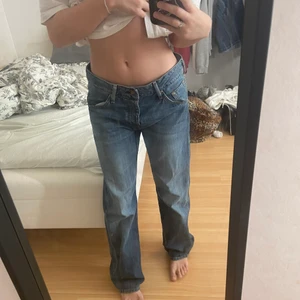 Lågmidjade Lee jeans - Ett par skitsnygga Leejeans🥰💓 de är blå
