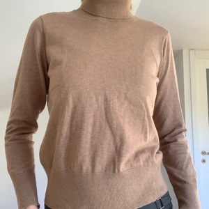 Brun stickad polo - Super fin och skön (77% viskos)  polotröja från Lindexs märke Holly & whyte. Knappt använd, så i mycket fint skick. Har söta guldiga knappar på ärmarna. I storlek L