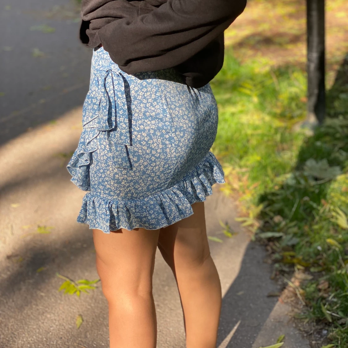 Blåblommig omlottkjol. - 91