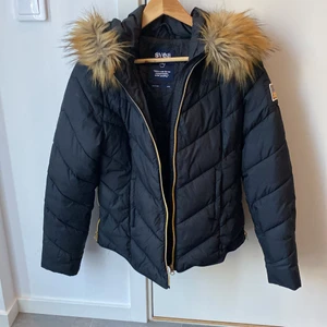Svea jacka ( fake päls ) -  Säljer min Super fina dunjacka som inte kommer till användning använt några ggr men är som ny priset kan diskuteras och det är fake päls huva jackan har inga skador eller fläckar. Nypris 1800