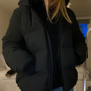 Uniqlo Puffer Jacket - Säljer den här superfina jackan ifrån Uniqlo som köptes förra året. Den är svart och i storlek L men passar XS-M som oversized. Jackan är så varm och passar perfekt som vinterjacka!💖💖 Jackan är i nyskick då den inte använts så mycket🌟🌟  Lägger upp igen då fler va intresserade efter för kort budgivning!!