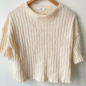 Beige tisha - Söt, stickad tisha jag köpte i somras. Säljer pga flytt :)