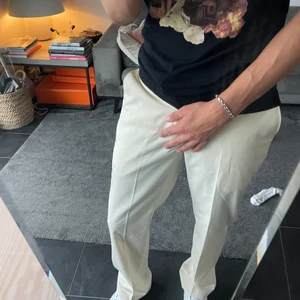 Beiga Kostymbyxor  - Riktigt sköna beiga kostymbyxor som är lite baggy i passformen och lägger sig snyggt över skorna! Köparen står för frakt!